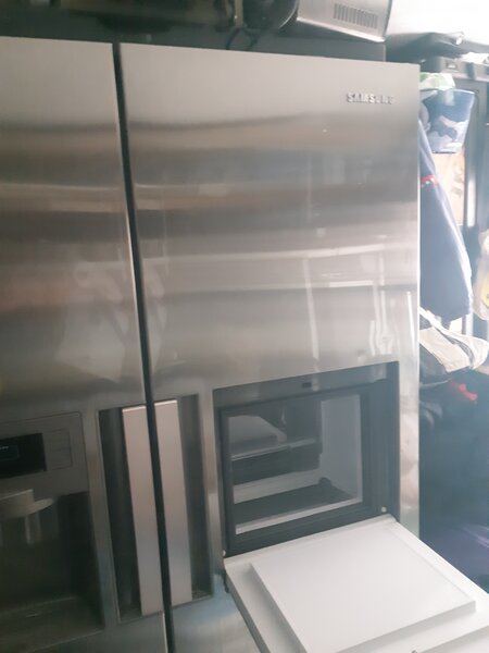 Combina frigorifica marca Samsung in doua usi.