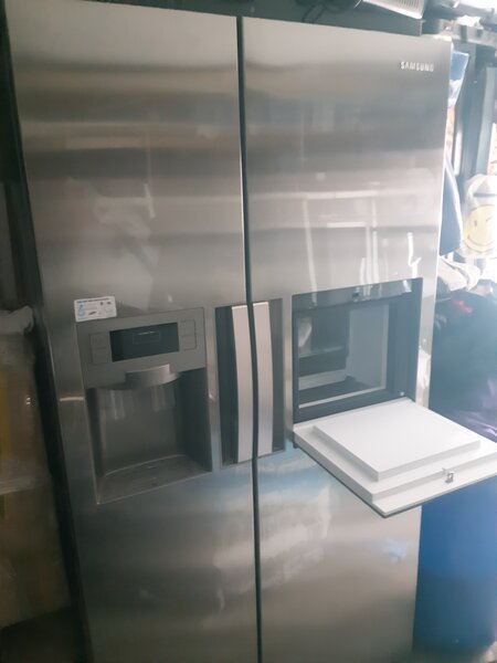 Combina frigorifica marca Samsung in doua usi.